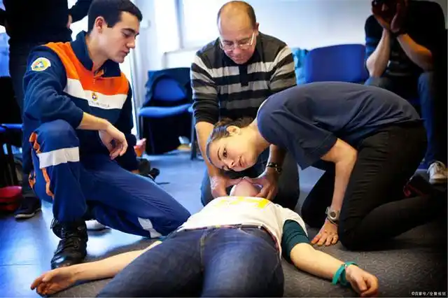 心脏骤停如何急救?牢记心肺复苏4部曲,可别搞错了