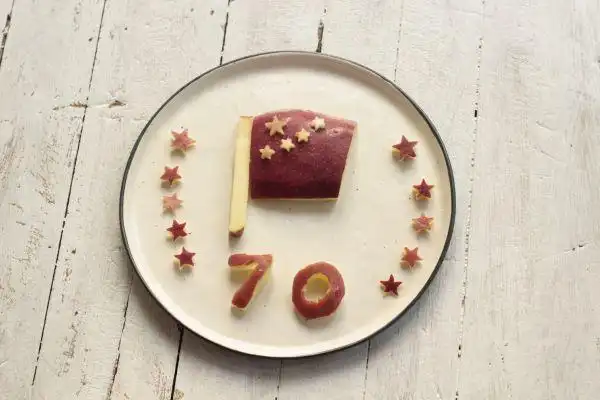 儿童营养早餐苹果牌五星红旗和巧克力磅蛋糕