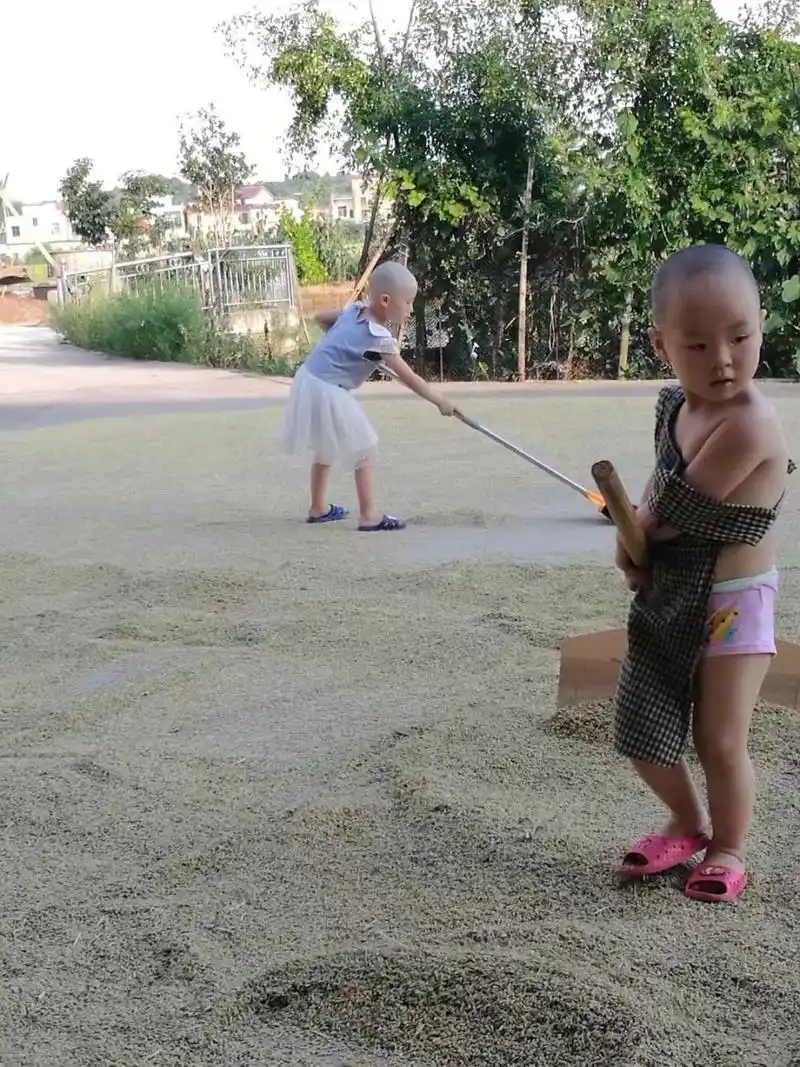 农村光头小女孩