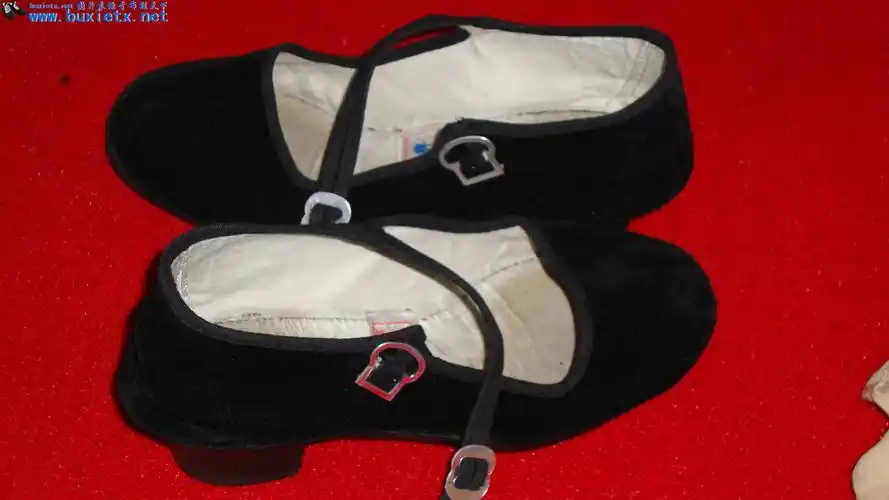 这种高跟布鞋谁正在穿?