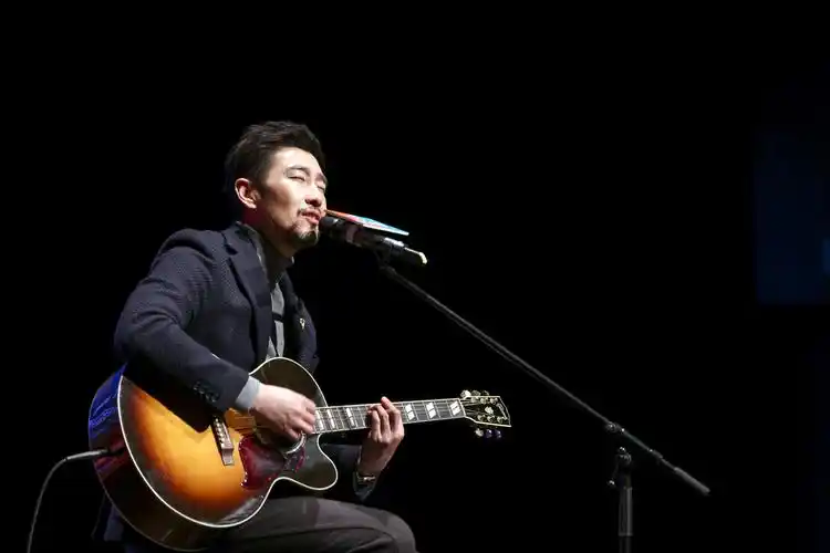 从流行歌手到音乐剧首秀满江我已经过了希望总被人夸的年龄