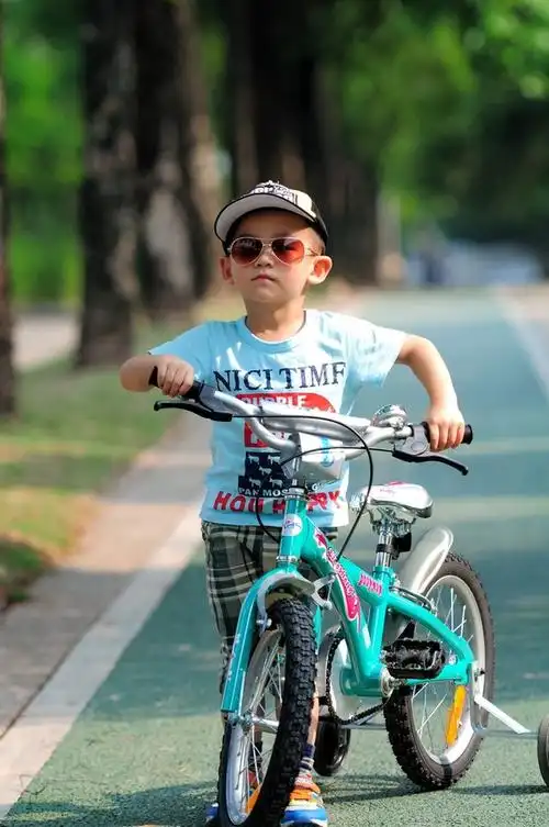 *****阳光超帅单车小子*****