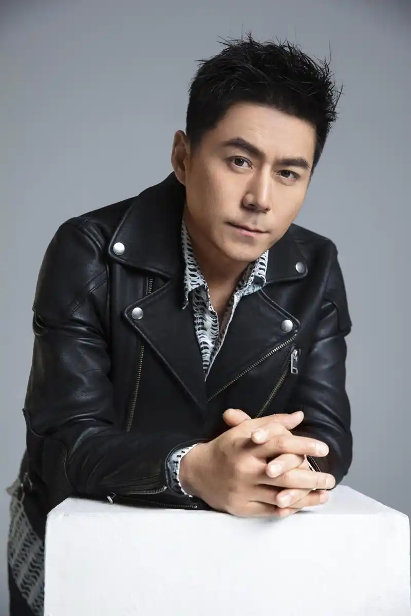 新浪看点# 常铖最新机车服写真释出 温文尔.