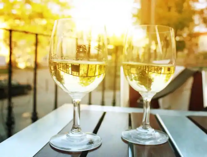 阳光下模糊的两杯酒背景图