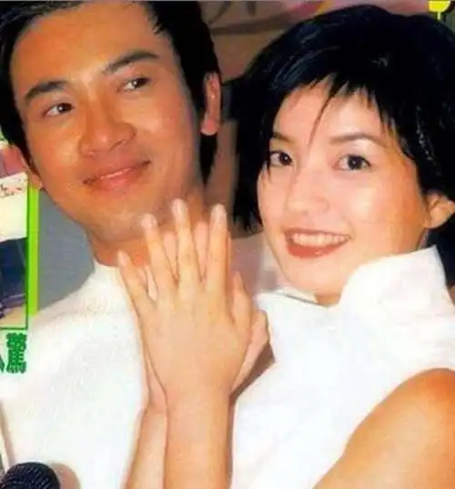 苏有朋的经纪人曾爆料说过,苏有朋对赵薇是有不一样的感情,但当时阻力