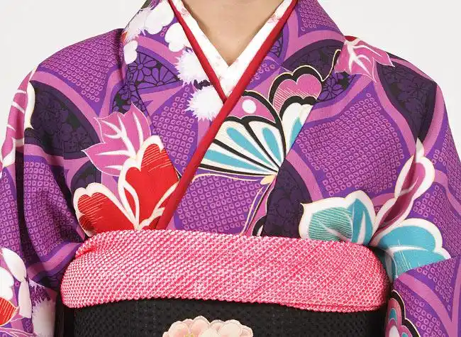 停止漂亮的小花纹长袖和服租赁岚山,被漏洞紫色七宝借蝴蝶和牡丹全套