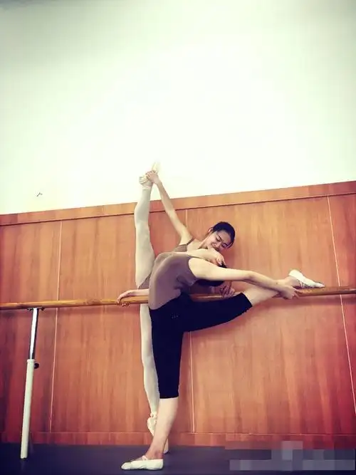 花样秀性感美女劈腿壁咚秀逆天好身材