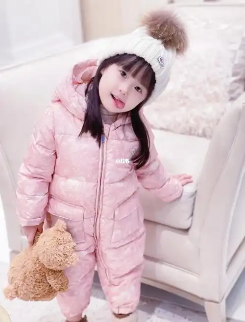 童装分享dior婴童粉色丛林印花连体羽绒服