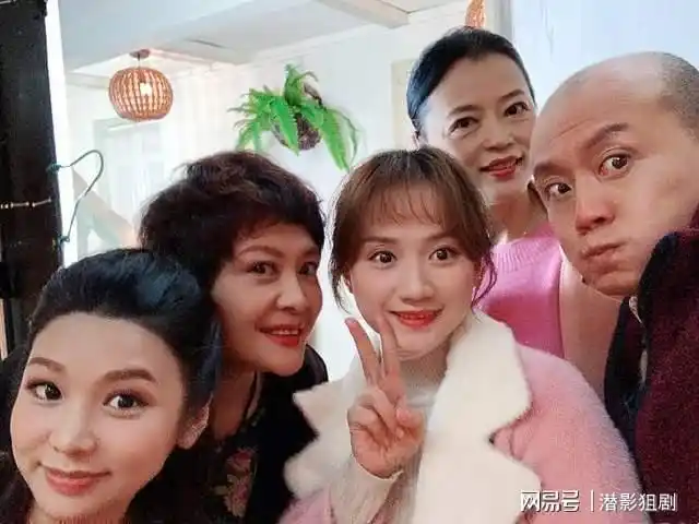 大众的认可,从他参演的第二周开始,大街上就有人认出了他并要求他合影