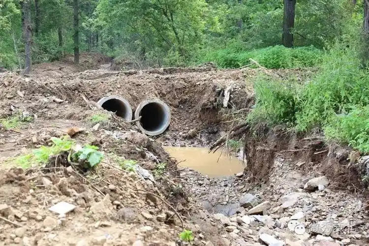 新铺设的双涵管