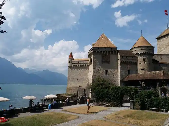 瑞士最具代表性的古堡——中世纪的西庸城堡