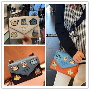 prada/普拉达女士机器人徽章链条包翻盖牛皮单肩包斜跨小方包