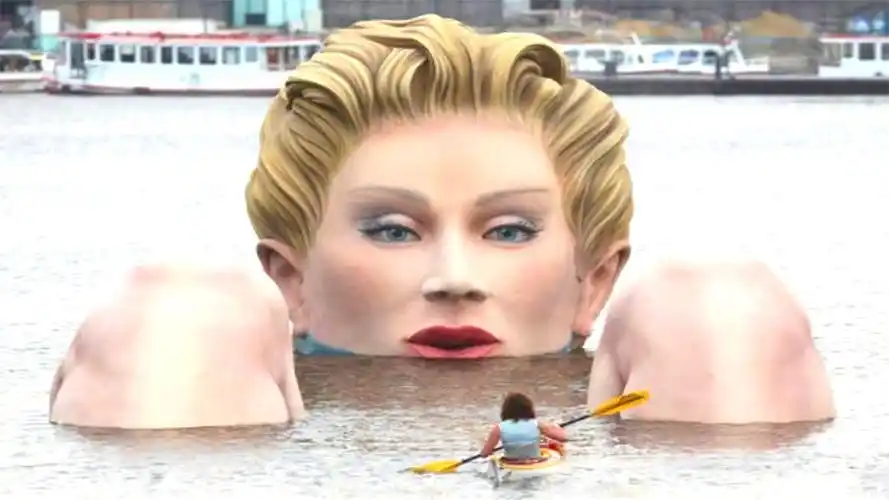 湖中出现巨型"美人鱼",若隐若现引人遐想,游客看到争抢去拍照