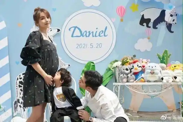 麦迪娜官宣怀二胎,晒孕照已经肚大如箩,儿子刚满两岁要当哥哥了