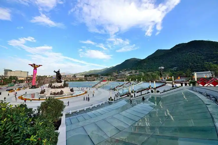 大唐华清城依托骊山,华清宫,唐昭应城墙遗址等文化资源和文化遗存