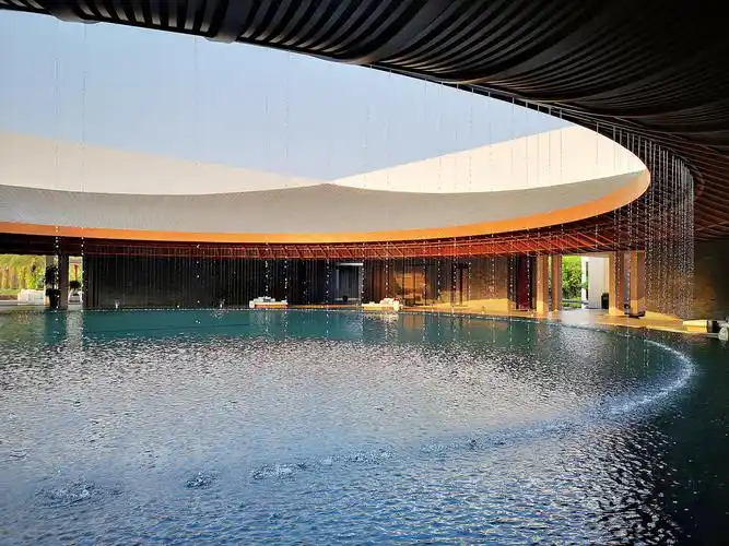 三亚嘉佩乐度假酒店实际上位于陵水黎族自治县建设前身是世界顶级度假