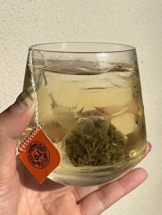 三伏天里的幽幽栀香.在夏日冲泡一杯t9栀子仙露绿茶 喝完这一 - 抖音
