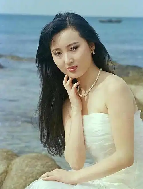 "林黛玉"陈晓旭病逝17年,当时陪她一起出家的那位先生,如今怎