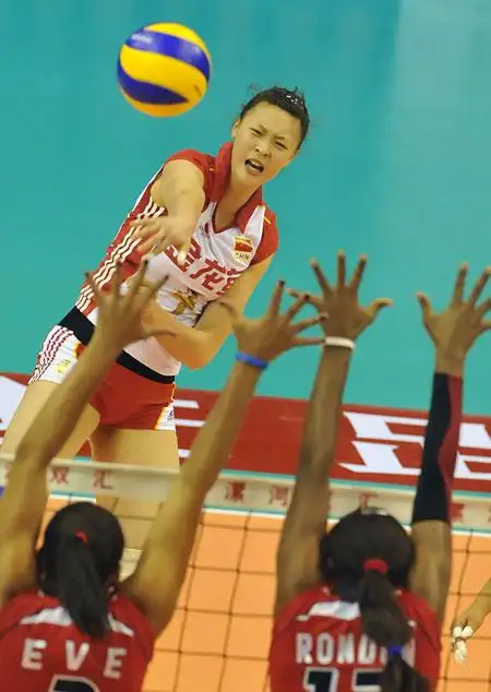 惠若琪在比赛中扣球