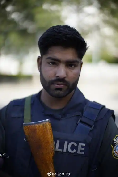 让巴铁百炼成钢穿制服的巴基斯坦人