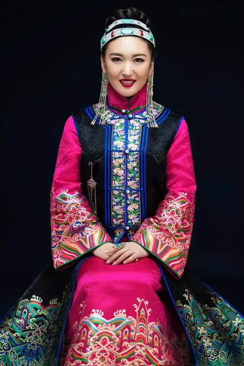 span class="ref" data-ctrid="sn7kaw6hcxkn">达斡尔族女高音歌唱家