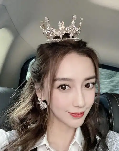 angelababy|杨颖疑似经期录节目被淋浴,杨迪散开头发替她挡雨!
