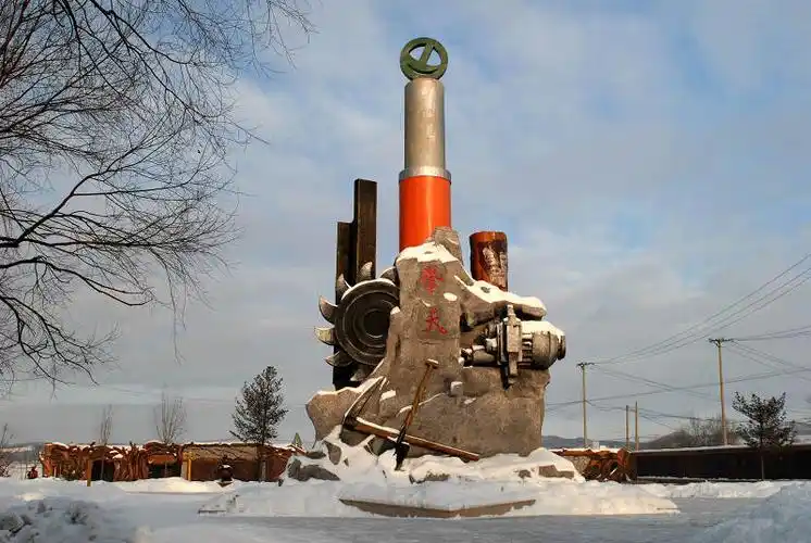 以煤矿的生产工具为主题的大型雕塑反映了煤炭生产的发展变化