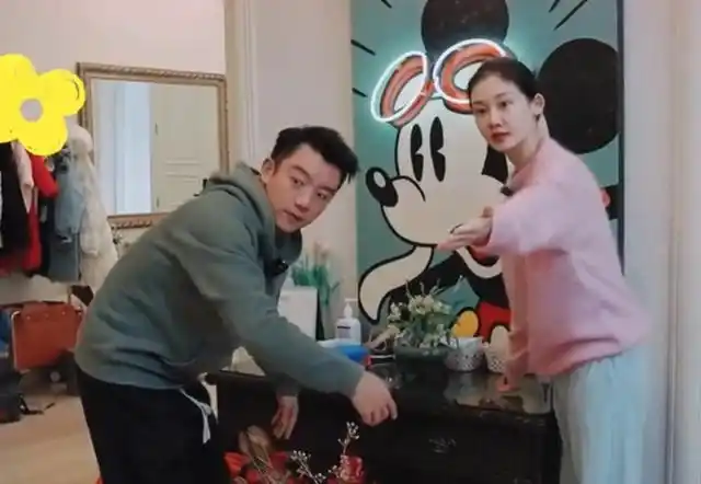 社恐苗苗四川探班,不忘带上妈妈和妹妹,和郑恺两人世界又泡汤