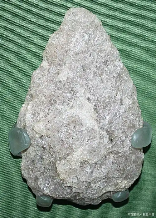 那种"乳白色或者无色半透明的沙子",现在被称作石英砂,如果是像石头