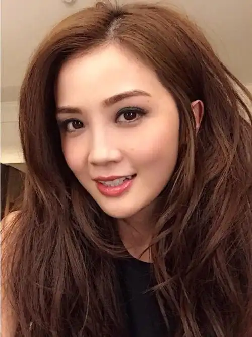 蔡卓妍的自拍卖萌照好美