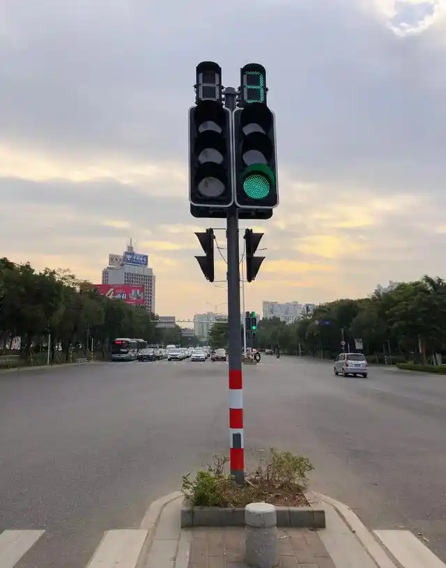 不合理设置红绿灯才是某些堵车和事故的重要原因