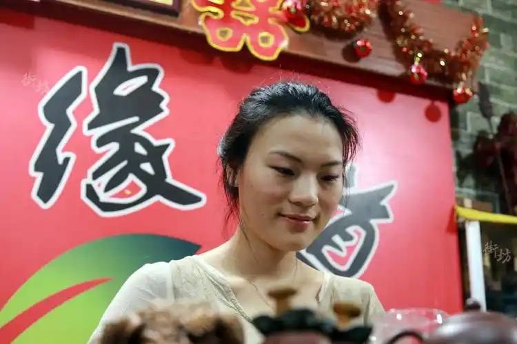 给广东首富恒大许家印泡茶的潮州女孩