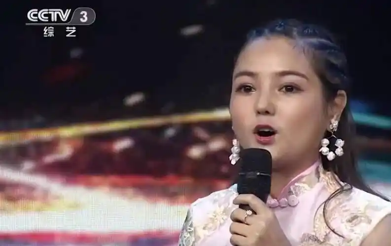 "最美袖珍人"黄韵伊:身高1米35,上学时遭欺负,如今年入百万_父母_因为