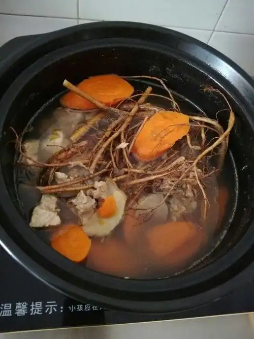 开饭少不了有个烫,五指毛桃红萝卜煲猪骨汤