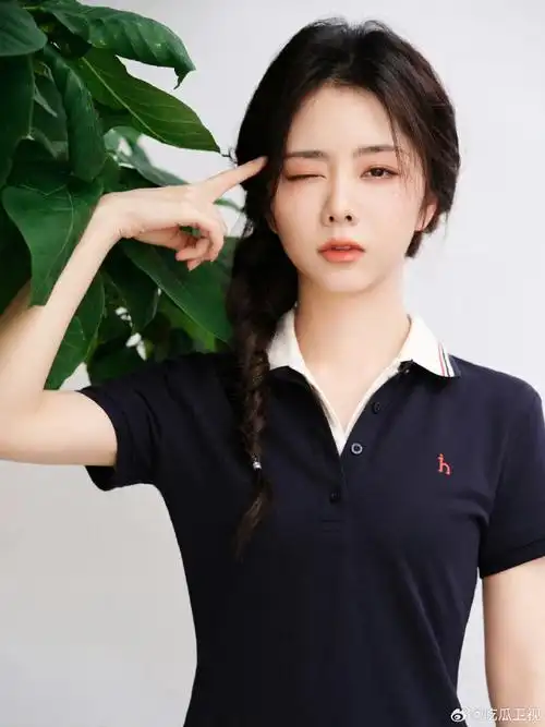 谭松韵脸上画了爱心#今日份plog衫谭松韵,单侧麻花辫俏皮可爱,一点点