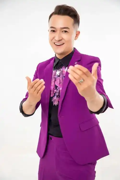 2014年7月,参加音乐评论节目《中国好声音第三季》并成为那英组学员.