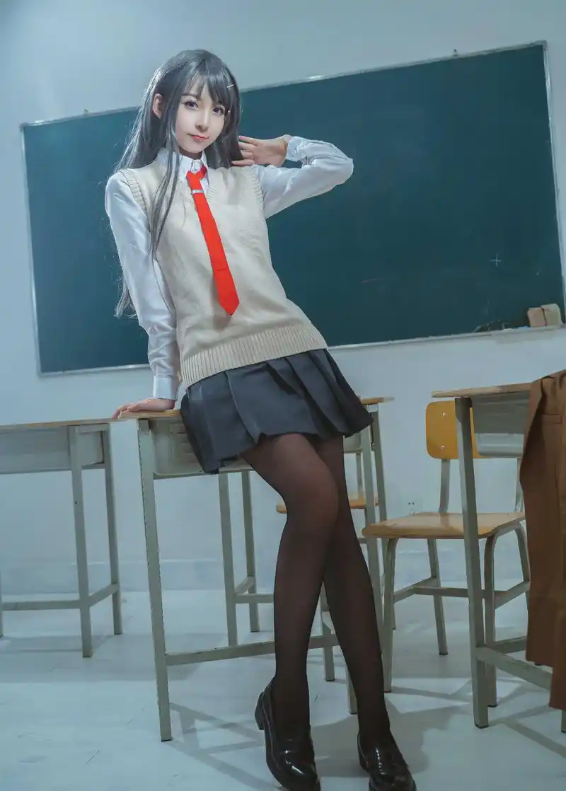 jk短裙配"黑丝"的麻衣学姐,坐姿太撩人,都没办法好好上课了