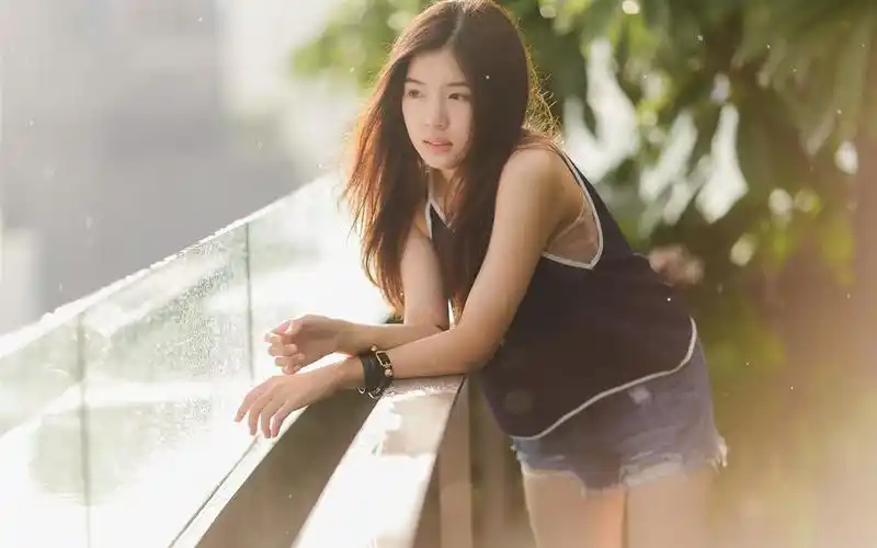 自然清新美女户外写真桌面壁纸