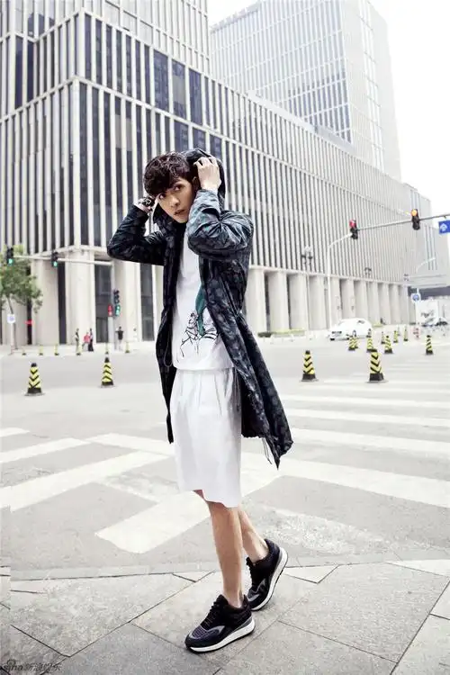 组图:任言恺清霾大片曝光 完美身材清爽自在_高清图集_新浪网