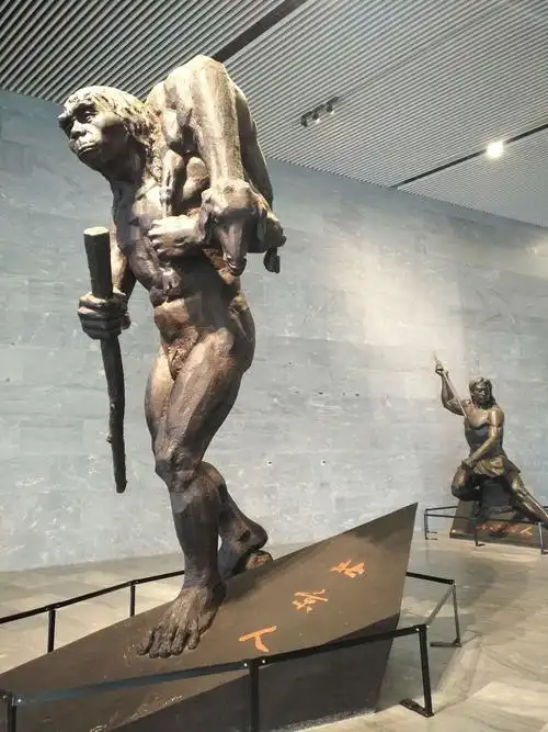 北京猿人雕塑侧面