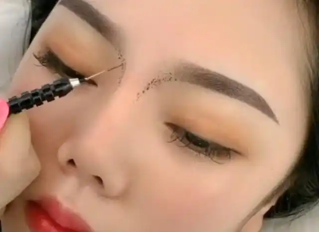 现在都流行这样纹鼻影了,真是手残党的福音,秒变立体啊!