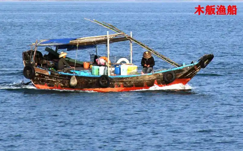 当地渔民驾舟出海捕鱼,木舨船在湛蓝的海水衬托下乘风破浪,好一幅美图