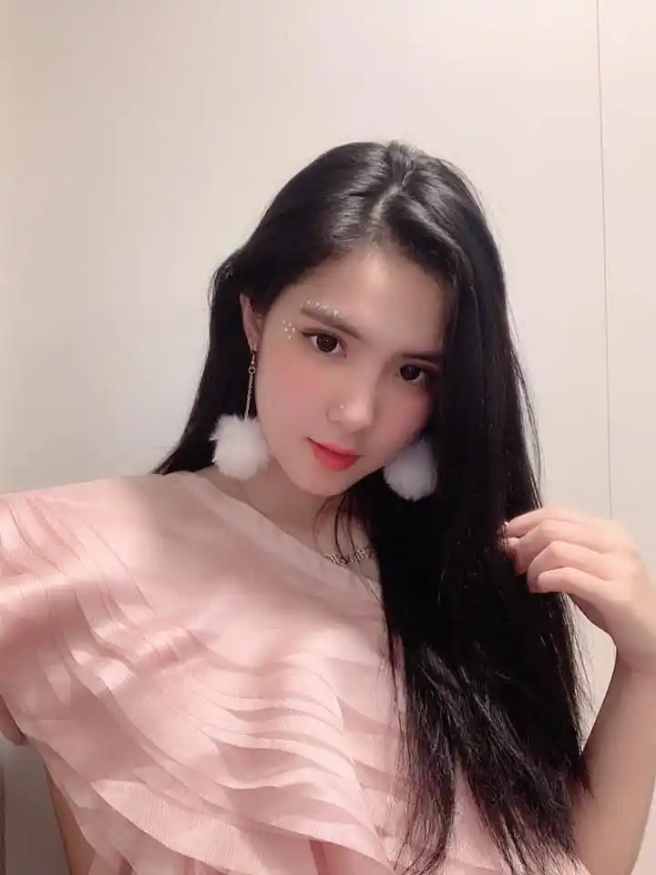 中越混血高中女孩因长相漂亮走红,称感谢父母给了自己好基因