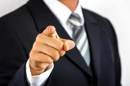 手指着一个年轻商人的特写镜头,用手指指着.照片