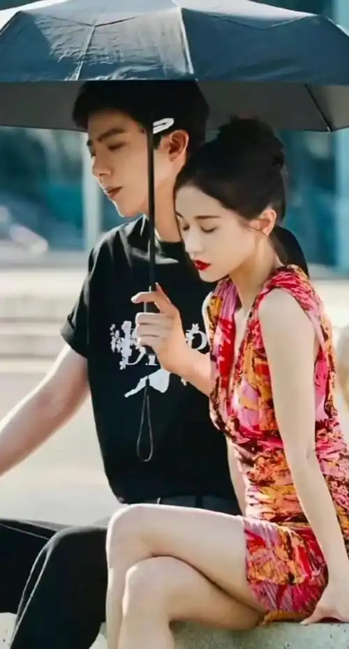 笑麻了!到底谁说刘宇宁是陪酒咖啊,半杯香槟下肚就小脸通红