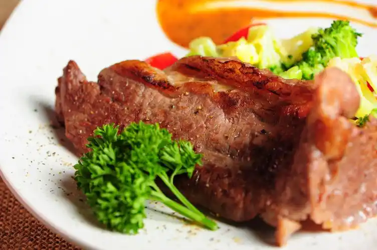 作为一家传承了传统意式牛排的西式餐饮品牌,一品鲜牛力求将这种极致