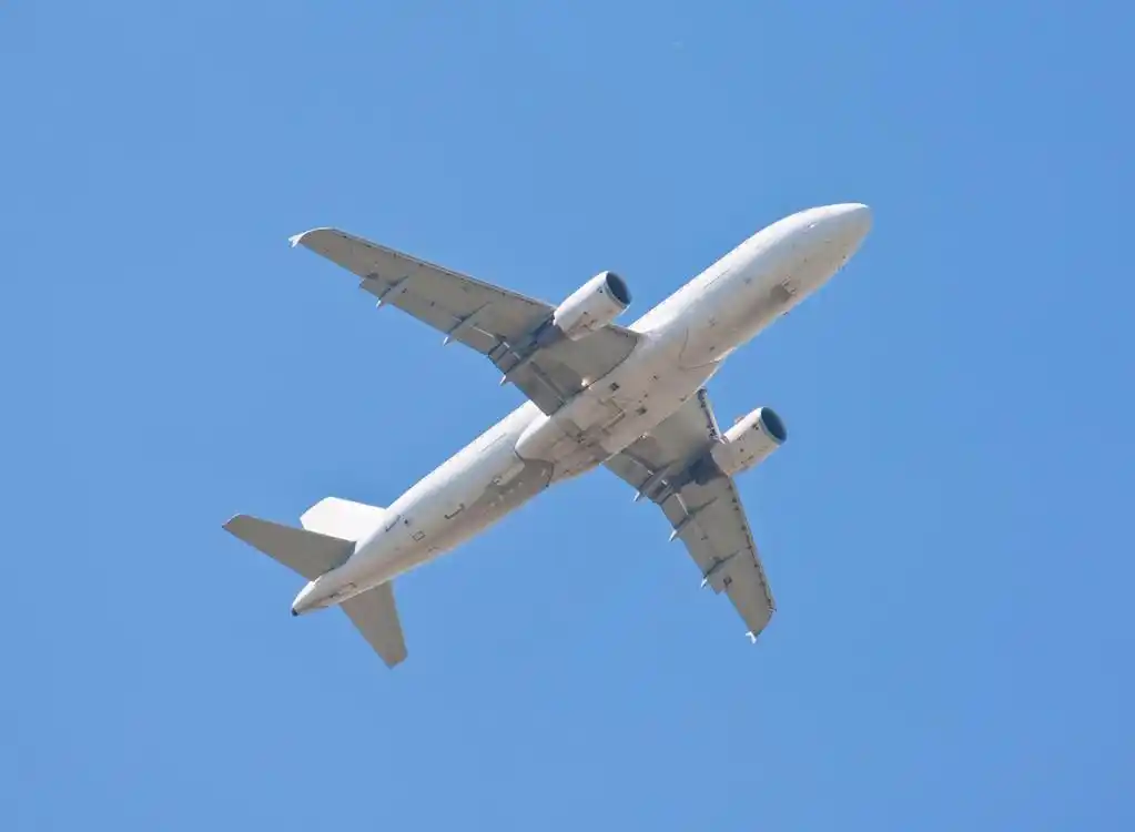 飞机,美丽的白色客机,在蓝蓝的天空