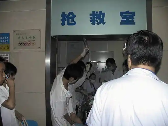 女子剖腹产时大出血医生抢救费在哪家属没给结果抢救失败