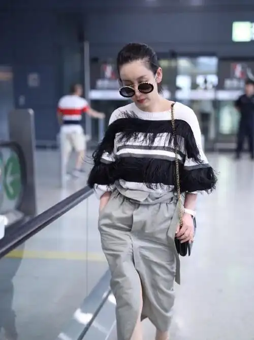 41岁秦海璐走机场,穿白衬衫配牛仔裤好清爽,加件针织开衫更保暖