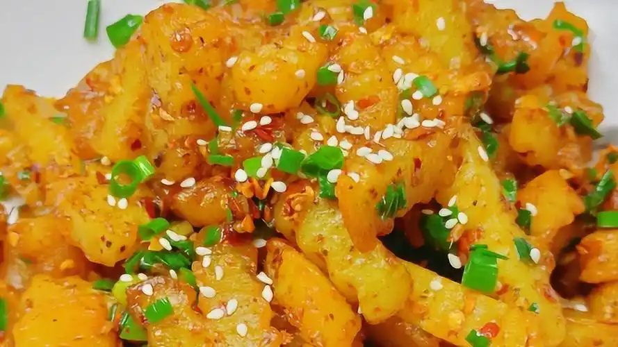 做法简单独特的重庆名小吃狼牙土豆,麻辣鲜香越吃越过瘾,秘制调料很